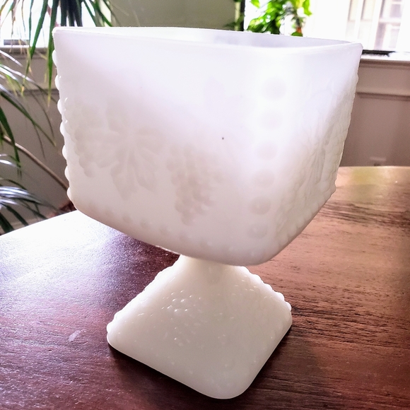 Vintage milk glass server c.1930s farmhouse decor - Picture 3 of 5